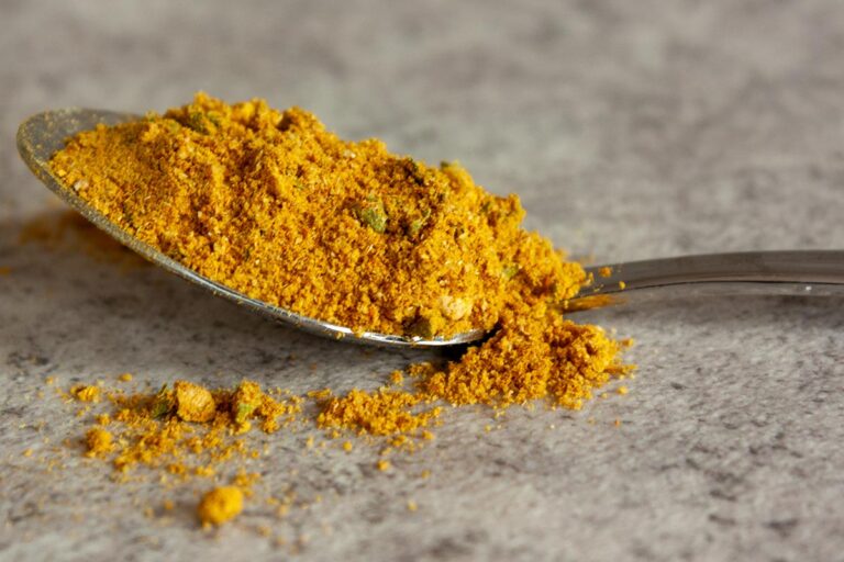 Lepel met kruidenmix voor nasi en bami