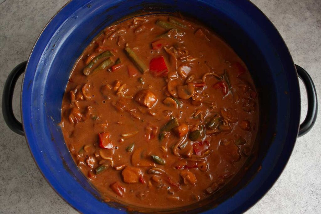 Een gietijzeren braadpan gevuld met duvelkesvlees