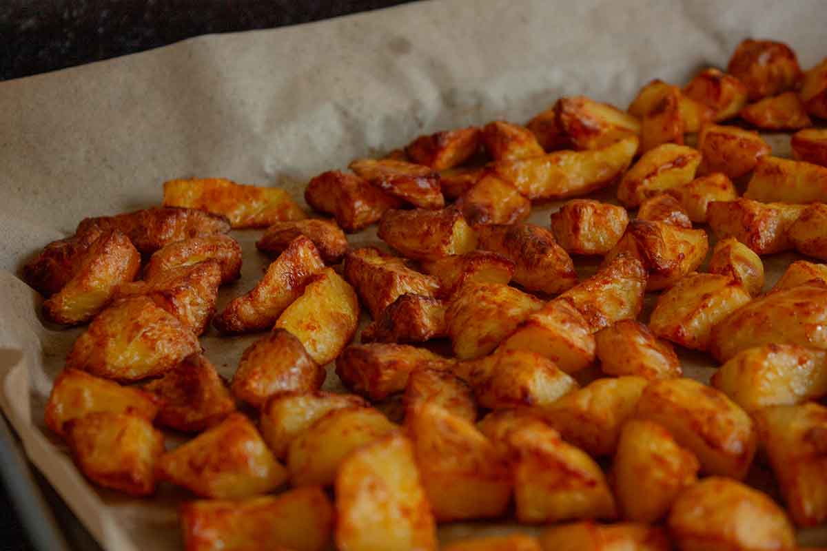 Bakplaat met knapperige gekruide oven aardappelen